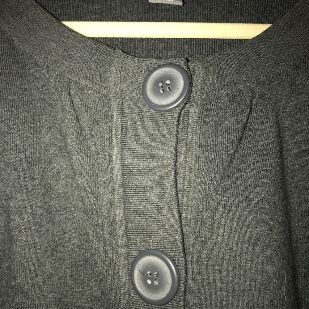 🟣🟣🌸Cropped/Large Button Sweater - Picture 3 of 4